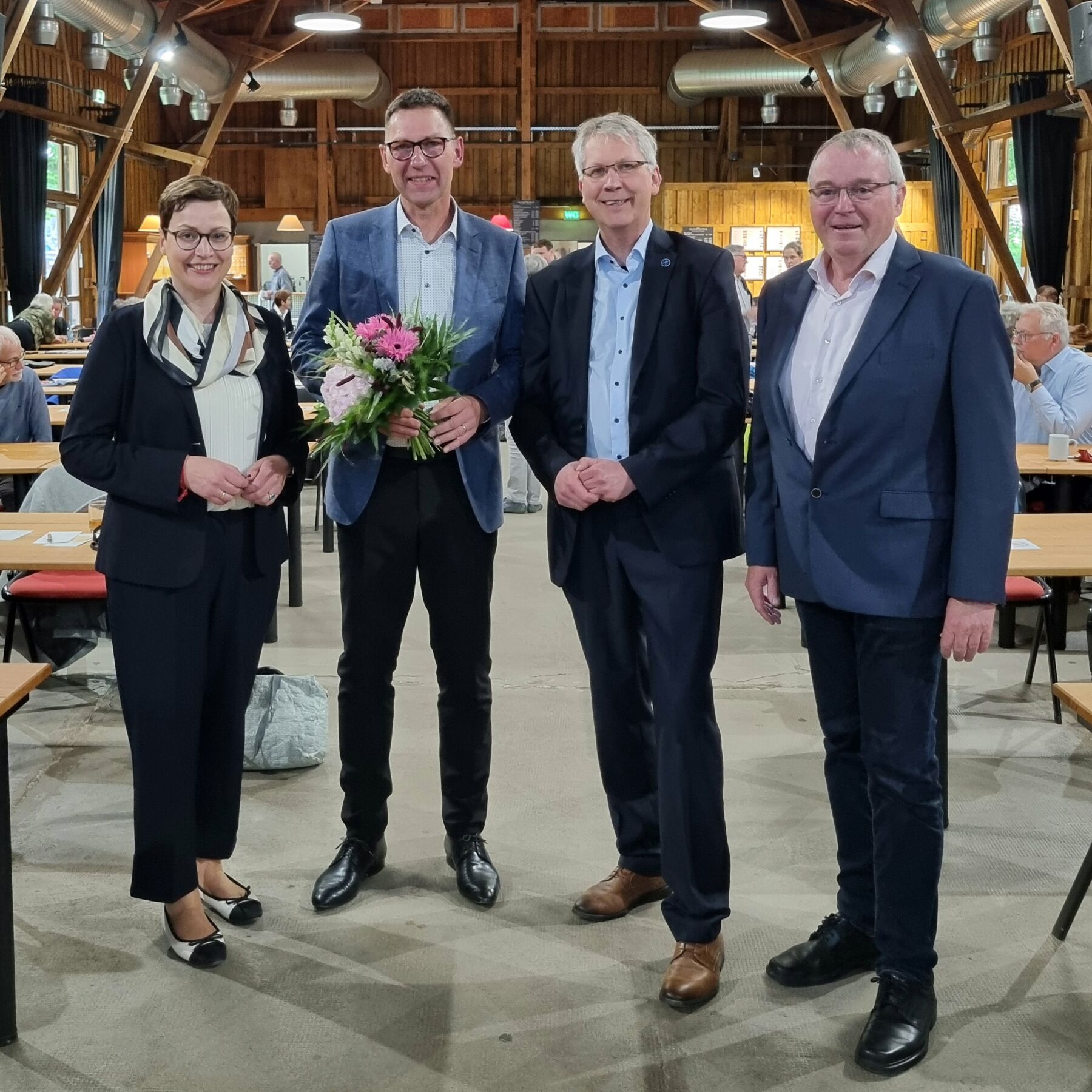 Gruppenbild, v.l.: Regionalbischöfin Marianne Gorka, Pastor und neuer Superintendent Christian Stasch, Superintendent Christian Cordes, Synodenvorsitzender Detlev Saffran