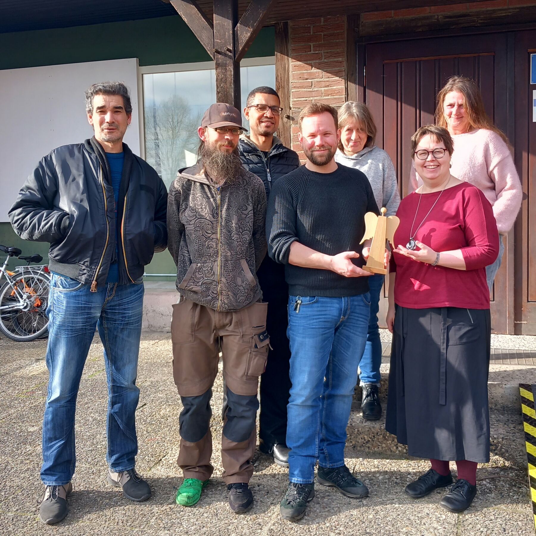 Die Vorstandsvorsitzende Tanja Mainz mit dem Einrichtungsleiter Thorben Peters und seinem Team